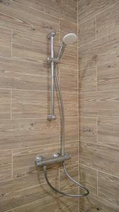 La salle de bains est pourvue d'une douche avec un pommeau de douche. dans l'établissement Airport Apartment M&A, à Nador