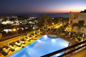Bazén v ubytování Pefkos View Suites & Maisonette nebo v jeho okolí