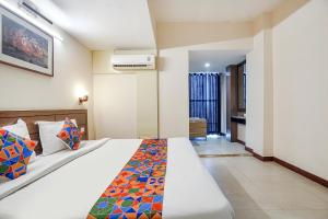 um quarto com uma cama grande num quarto em FabHotel Amman em Agra