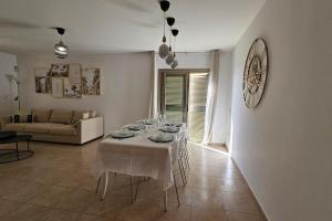 ein Wohnzimmer mit einem Tisch und einem Sofa in der Unterkunft El Castillo Golf Salinas-wifi in La Guirra