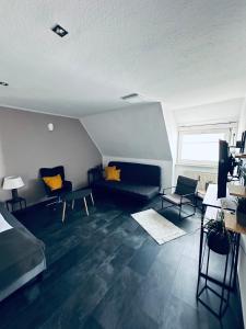 a living room with a couch and chairs at Ferienwohnung mit Balkon in Calden in Calden
