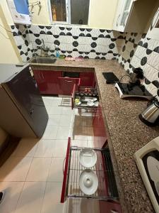 uma cozinha com um balcão e um lavatório em Royal Ambience em Ghaziabad