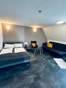 - une chambre avec un lit et un canapé dans l'établissement Ferienwohnung mit Balkon in Calden, à Calden