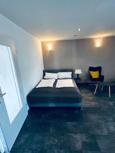 1 dormitorio con 1 cama y 1 silla amarilla en Ferienwohnung mit Balkon in Calden, en Calden