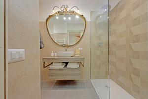 een badkamer met een wastafel en een spiegel bij Apartment Vespucci in Rome