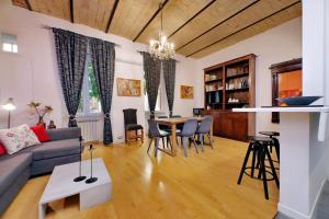een woonkamer met een bank en een tafel en stoelen bij Apartment Vespucci in Rome