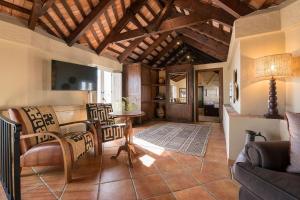 salon z kanapą i stołem w obiekcie Hotel La Casa del Califa w mieście Vejer de la Frontera