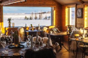uma sala de jantar com mesas e uma grande janela em Torfhús Retreat em Selfoss