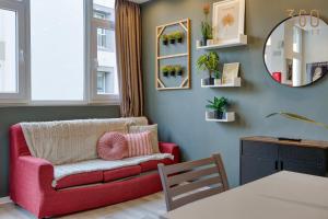 un soggiorno con divano rosso e tavolo di Modern Paceville Suites with WIFI & AC by 360 Estates a Paceville