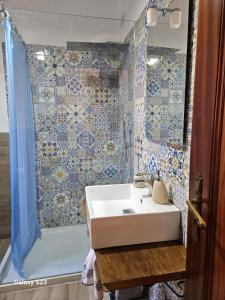 uma casa de banho com um lavatório e um chuveiro em BAGLIO SUL MARE em Letojanni