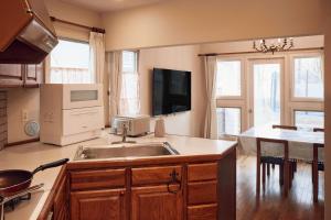 a kitchen with a sink and a counter top at -AngelTree- 正統派アメリカンスタイルの温泉付き広々別荘 in Nasu-yumoto