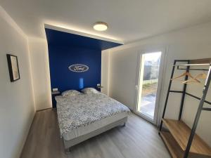 Postel nebo postele na pokoji v ubytování Maison à thème le Mans 66