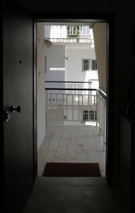eine offene Tür mit Blick auf einen Balkon in der Unterkunft Luxurious studio apartment close to the beach and airport in Porto Rafti