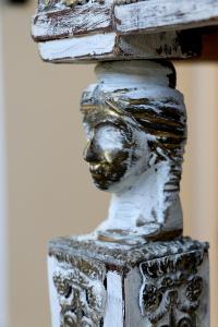 eine Statue eines Kopfes auf einer Säule in der Unterkunft Luxurious studio apartment close to the beach and airport in Porto Rafti