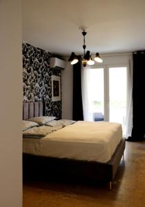 ein Schlafzimmer mit einem großen Bett und einem Fenster in der Unterkunft Luxurious studio apartment close to the beach and airport in Porto Rafti