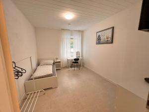 Schlafzimmer mit einem Bett, einem Schreibtisch und einem Fenster in der Unterkunft db-rooms-i in Kassel