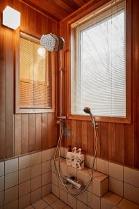 a shower in a bathroom with a window at -AngelTree- 正統派アメリカンスタイルの温泉付き広々別荘 in Nasu-yumoto