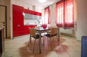 A kitchen or kitchenette at DANTE HOME