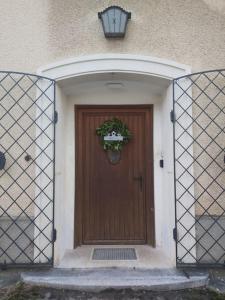 Brązowe drzwi z wienkiem w obiekcie Gemütliche Landhauswohnung w mieście Payerbach