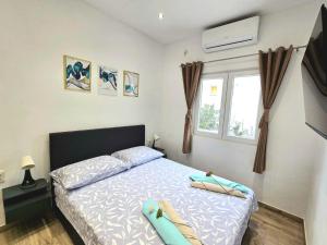 een slaapkamer met een bed met een surfplank bij Apartmani Krnić in Šibenik