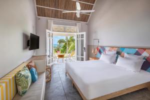 um quarto com uma cama grande e uma varanda em C Rodrigues Mourouk em Rodrigues Island