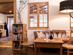 ein Wohnzimmer mit einem Sofa und einem Tisch in der Unterkunft Genießer - & Romantik Hotel DAS SCHIFF in Hittisau