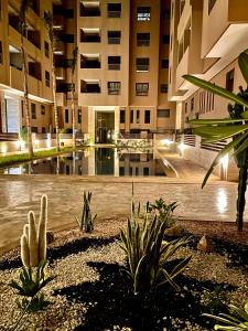 een gebouw met een zwembad midden op een binnenplaats bij Royal KING Bed SUITE W/POOL in Marrakesh