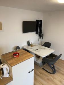 an office with a white desk and a white table at FeWo WIEKO Plauen Leibnizstr. H1, DG rechts in Plauen