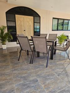 eine Gruppe von Stühlen und Tischen in einem Gebäude in der Unterkunft Nai Harn beach Villa 2 bdr in Rawai Beach