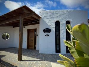 ein weißes Gebäude mit einem Schild darauf in der Unterkunft Villa Casa Montana & Pool & Private & near the ocean in Parque Holandes