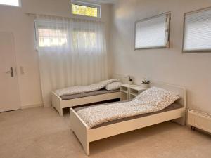1 Schlafzimmer mit 2 Betten und einem Fenster in der Unterkunft db-rooms-i in Kassel