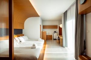ein Hotelzimmer mit 2 Betten und einem Flur in der Unterkunft Karpenter Lampang in Lampang