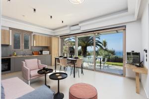 kuchnia i salon z widokiem na ocean w obiekcie Villa Sevos w mieście Loutra