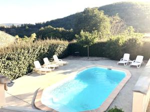 Bazén v ubytovaní GITE DE L'ASPE 135m2, 6p, 3ch avec piscine privative, jardin ombragé clos alebo v jeho blízkosti