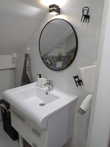 DAMI 2 في توزلا: حمام أبيض مع حوض ومرآة