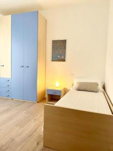 1 dormitorio con 1 cama, vestidor y armario en Casa in centro storico Lago di Garda, en Castelnuovo del Garda