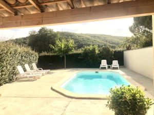 Bazén v ubytovaní GITE DE L'ASPE 135m2, 6p, 3ch avec piscine privative, jardin ombragé clos alebo v jeho blízkosti