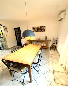 Posedenie v ubytovaní GITE DE L'ASPE 135m2, 6p, 3ch avec piscine privative, jardin ombragé clos