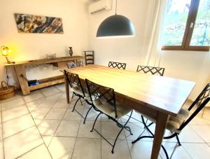 Posedenie v ubytovaní GITE DE L'ASPE 135m2, 6p, 3ch avec piscine privative, jardin ombragé clos