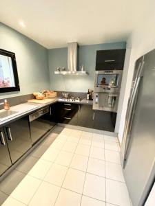 Kuchyňa alebo kuchynka v ubytovaní GITE DE L'ASPE 135m2, 6p, 3ch avec piscine privative, jardin ombragé clos