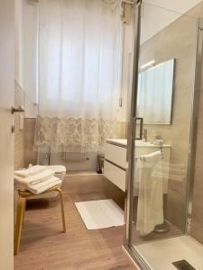 y baño con ducha, aseo y lavamanos. en Casa in centro storico Lago di Garda, en Castelnuovo del Garda