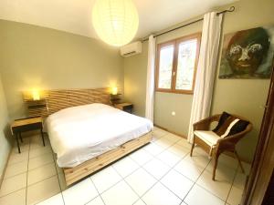Posteľ alebo postele v izbe v ubytovaní GITE DE L'ASPE 135m2, 6p, 3ch avec piscine privative, jardin ombragé clos