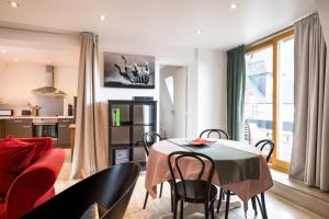 ein Wohnzimmer mit einem Tisch, Stühlen und einem Sofa in der Unterkunft 2 bedroom apartment in the heart of the old town in Lille