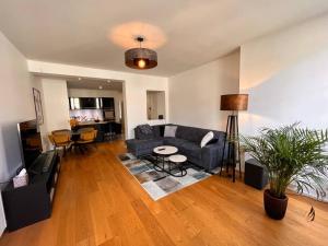 een woonkamer met een bank en een tafel bij Beautiful Apartment in City Center in Bordeaux