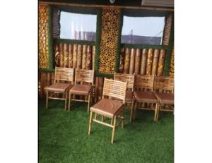 Cette chambre dispose d'un bouquet de chaises et de fenêtres. dans l'établissement Hotel Sonar Gaon, Agartala, à Agartala
