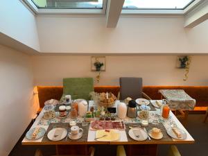 uma mesa com pratos de comida em cima em Haus Lasaun em Bressanone