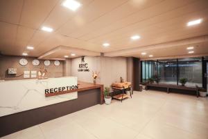 um átrio de escritório com uma recepção e um balcão de recepção em KRYC Luxury Living em Nova Deli