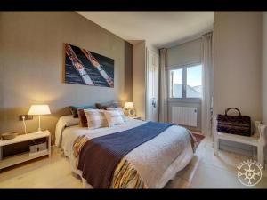 a bedroom with a large bed and a window at MONTJOIA de Alma de Nieve in Naut Aran