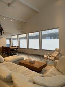 - un salon avec deux canapés et une table dans l'établissement Mountain Villa ニセコ, à Kutchan