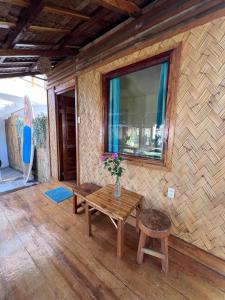 een kamer met een tafel en een raam aan een muur bij Lunazul Guesthouse in San Vicente